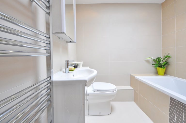 Comment créer une salle de bain élégante avec un budget ?