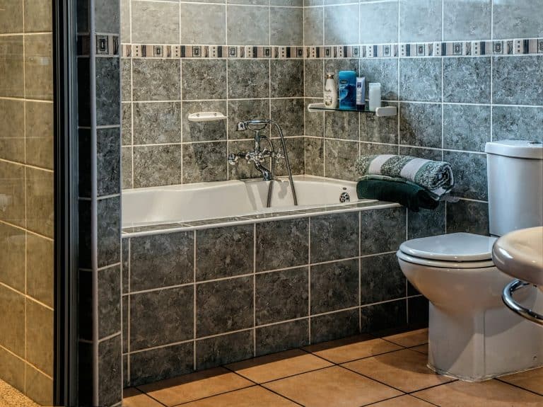 Les meilleures couleurs de peinture pour les petites salles de bain