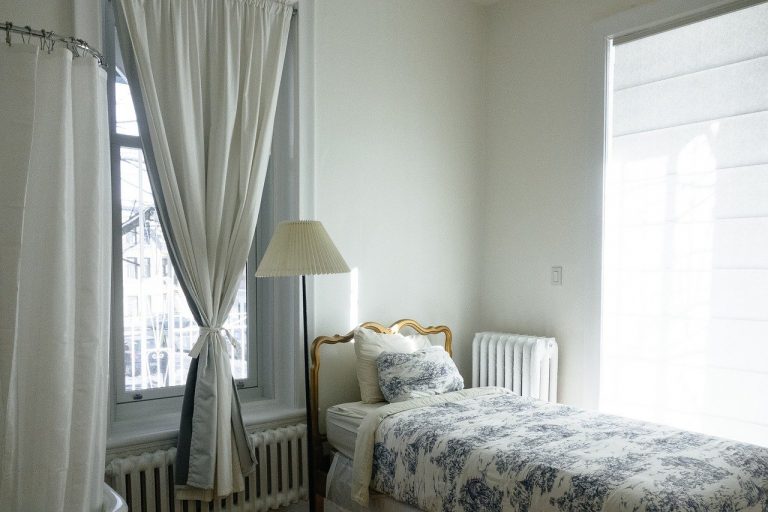 Store ou rideau : que choisir pour habiller vos fenêtres ?