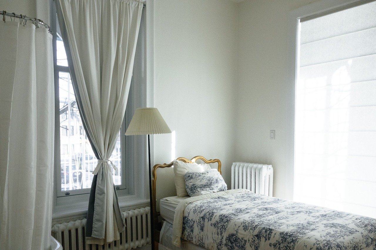 Store ou rideau : que choisir pour habiller vos fenêtres ?