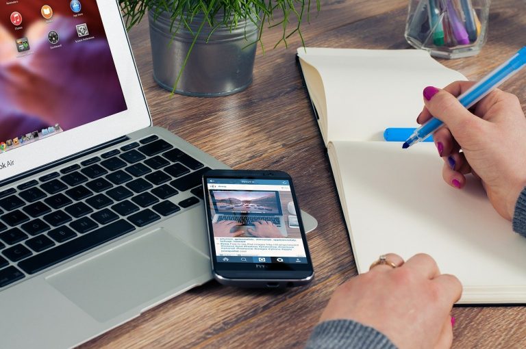 Comment minimiser le bruit de votre bureau moderne en utilisant des outils de réduction du bruit