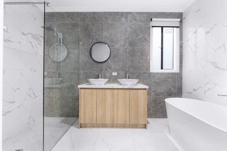 Comment créer une salle de bain au design épuré ?