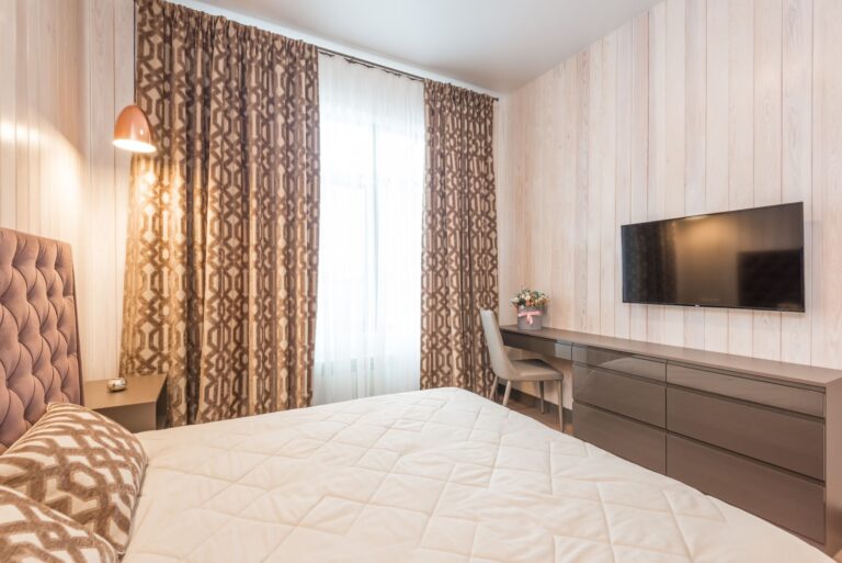 Dans une chambre de moins de 10 m², le lit prend la moitié du sol