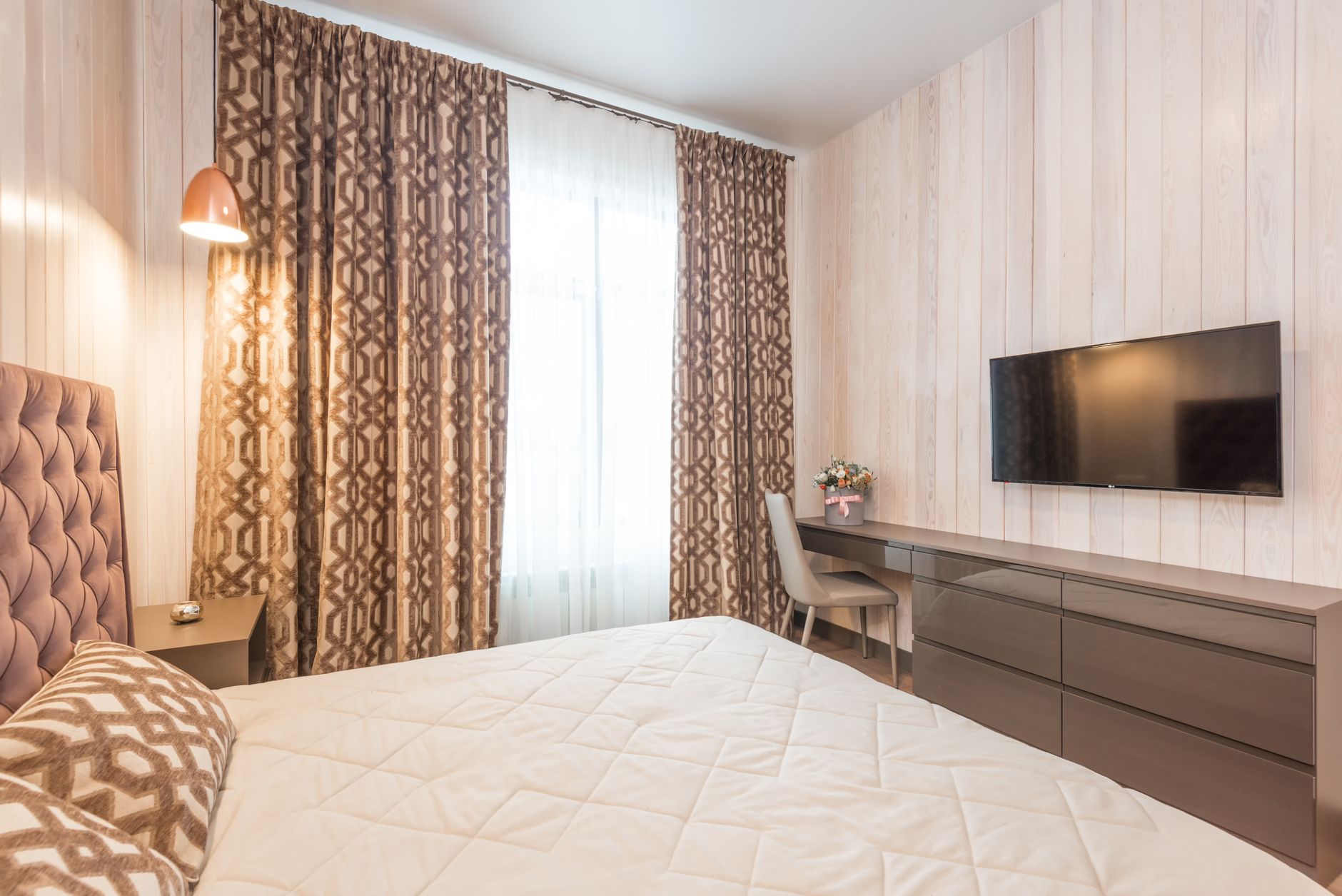 Dans une chambre de moins de 10 m², le lit prend la moitié du sol