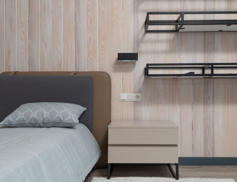 Un lit qui prend toute la place : sept réglages sans travaux pour alléger la chambre